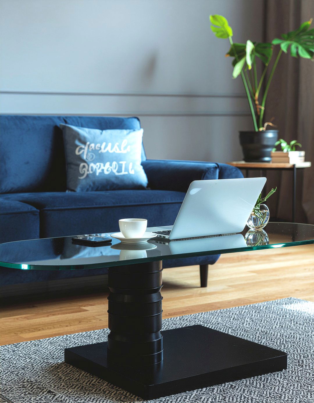 Acrylic C Table - 30 living room acrylic furniture ideas