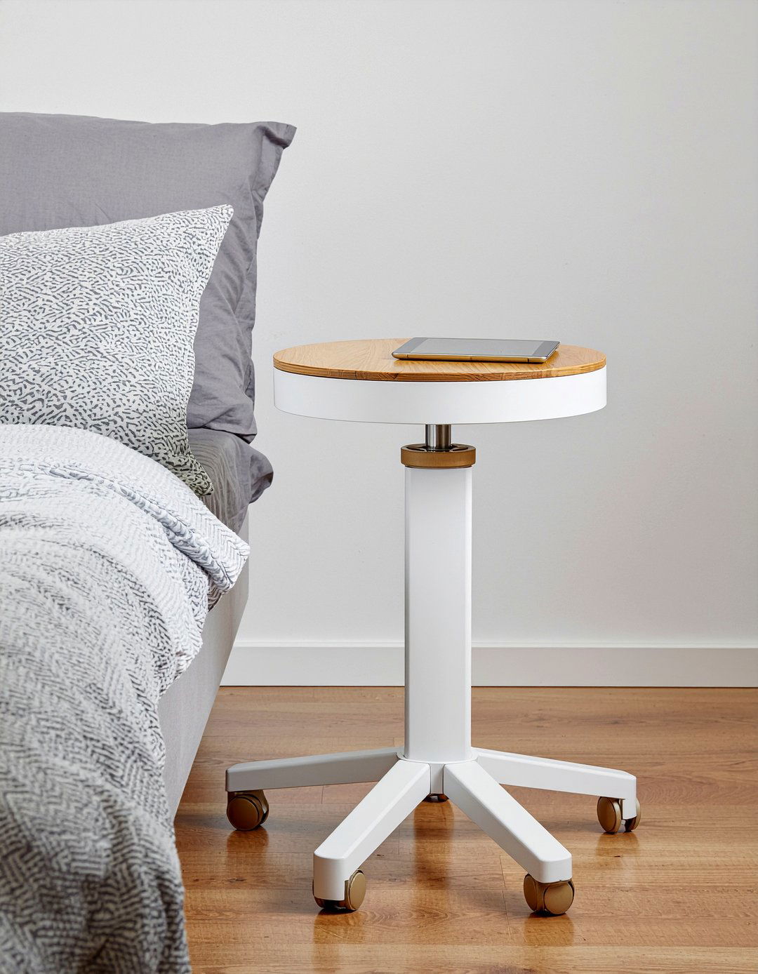 Adjustable height nightstand - 30 bedroom extendable furniture ideas