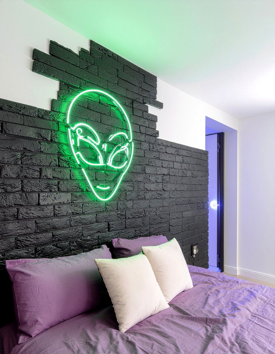 Alien neon sign - 30 galaxy bedroom ideas