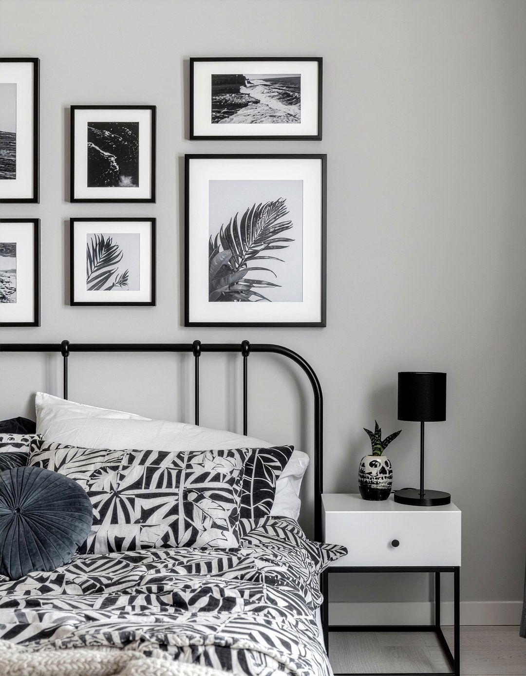 Aluminum Picture Frame - 30 metal accent bedroom ideas