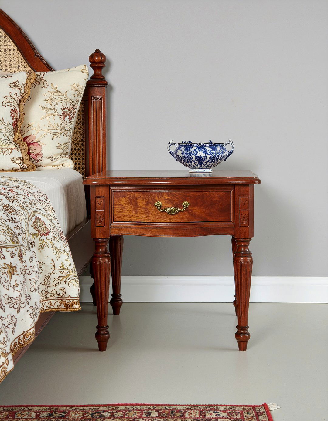 Antique Bedside Table - 30 Victorian bedroom ideas