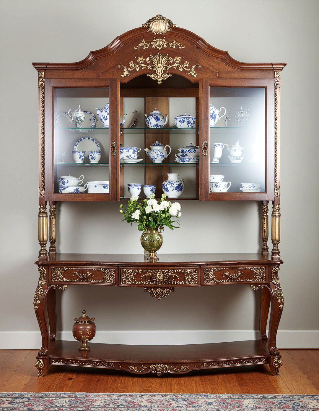Antique China Cabinet - 30 secondhand dining room ideas
