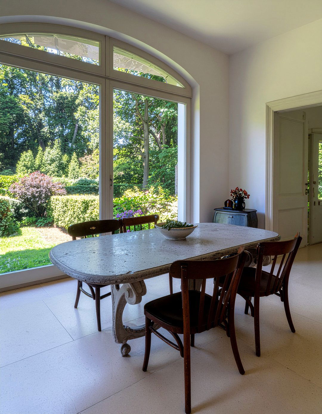 Antique Garden Table - 30 garden-inspired dining room ideas