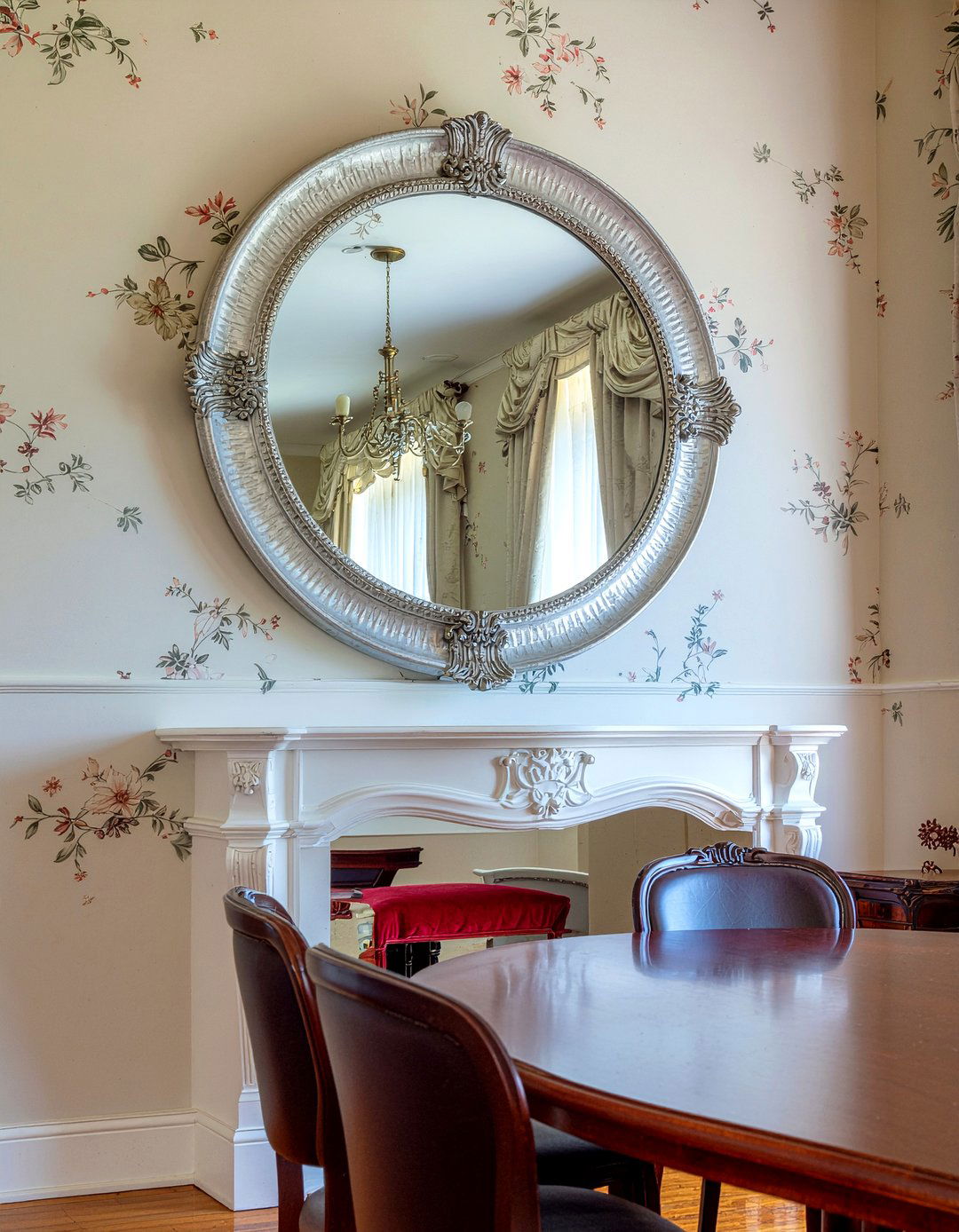 Antique Round Mirror In Traditional Dining Room - 30 round mirror dining room ideas