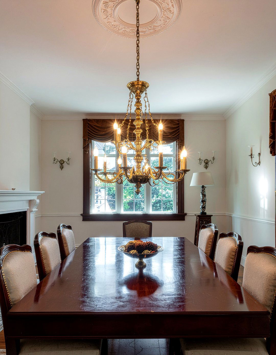 Antique brass chandelier - 30 mixed metal dining room ideas