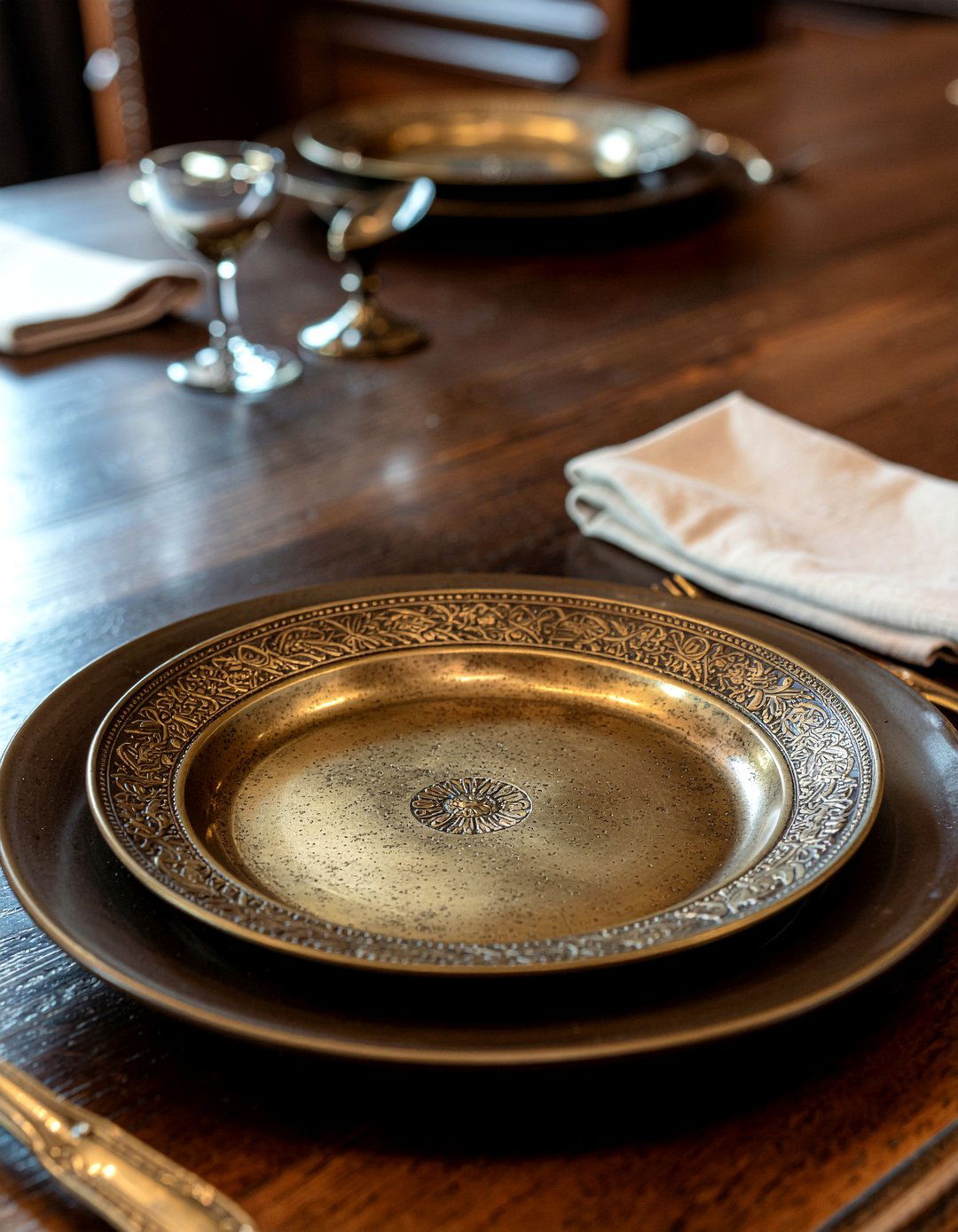 Antique brass charger plates - 30 charger plate dining ideas