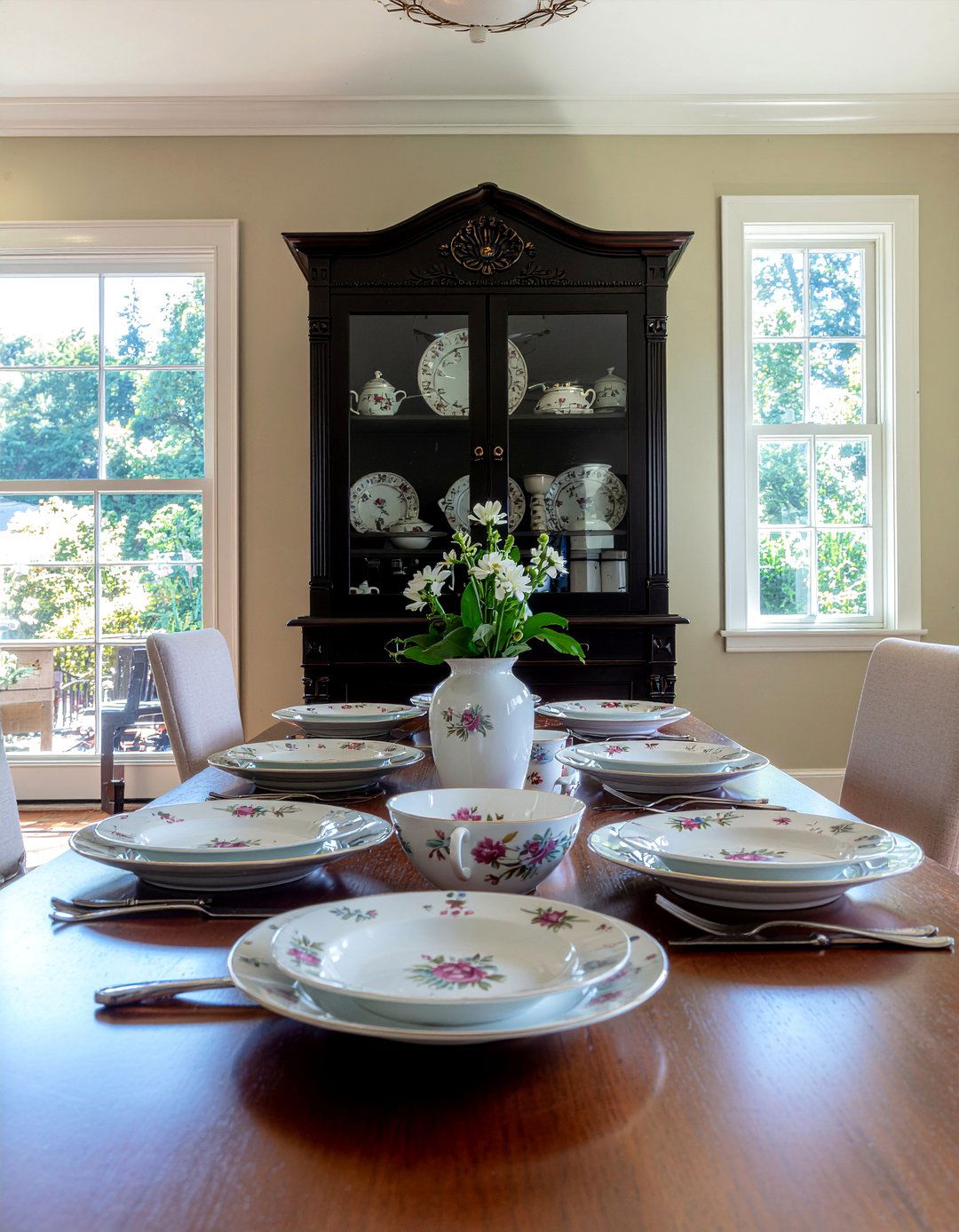 Antique china cabinet - 30 kitchen display ideas