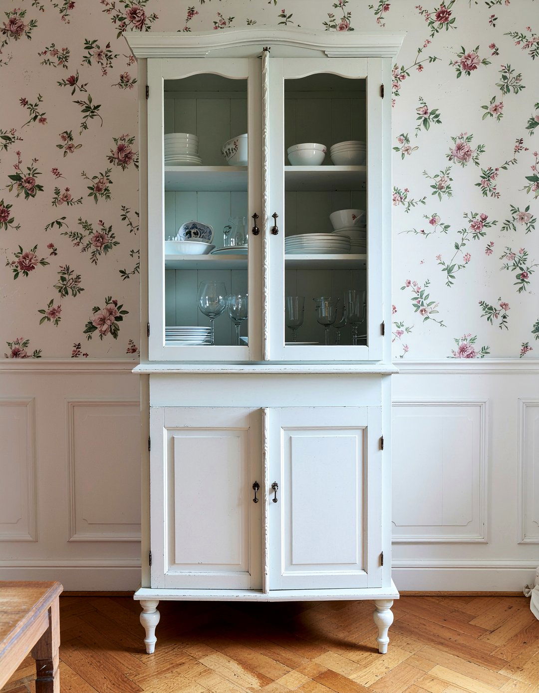 Antique hutch - 30 rural dining room ideas