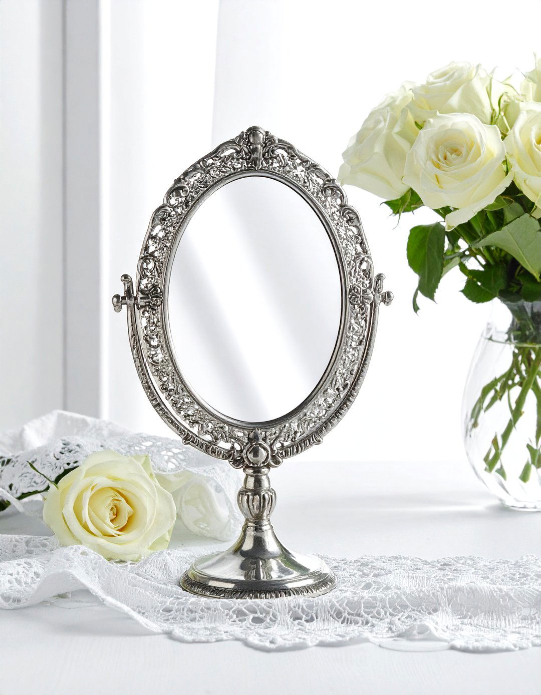 Antique silver hand mirror - 30 curiosity decor ideas