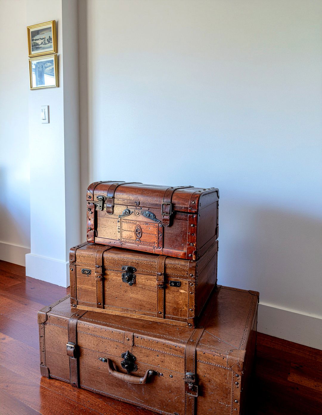 Antique travel chests - 30 British colonial living room ideas