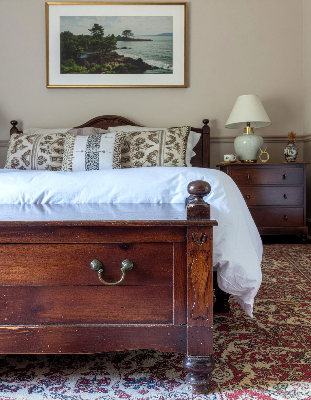 Antique wooden dresser - 30 New England bedroom ideas