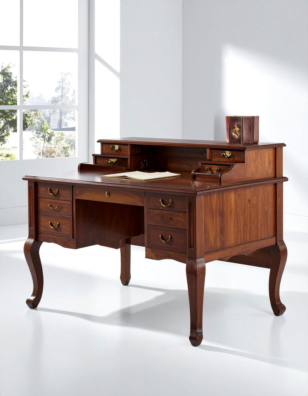 Antique writing desk - 30 old money decor ideas