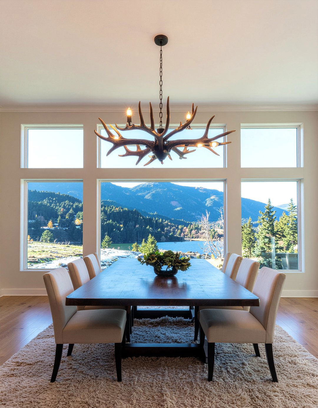 Antler chandelier lighting - 30 cabin dining room ideas