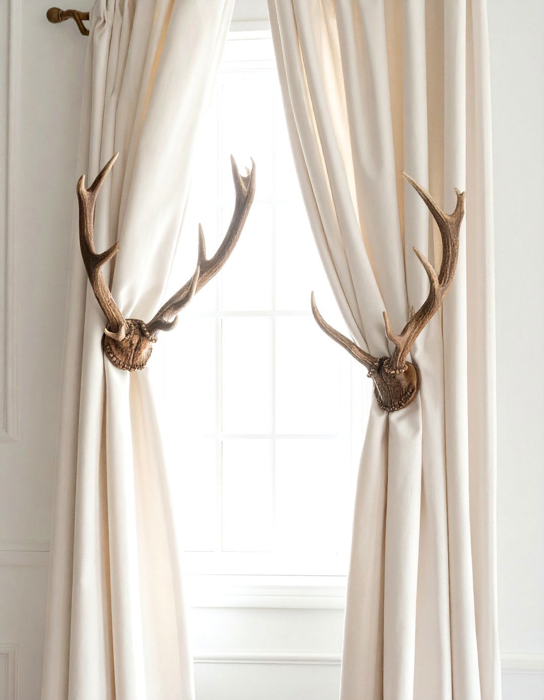 Antler curtain tiebacks - 30 horn decor ideas