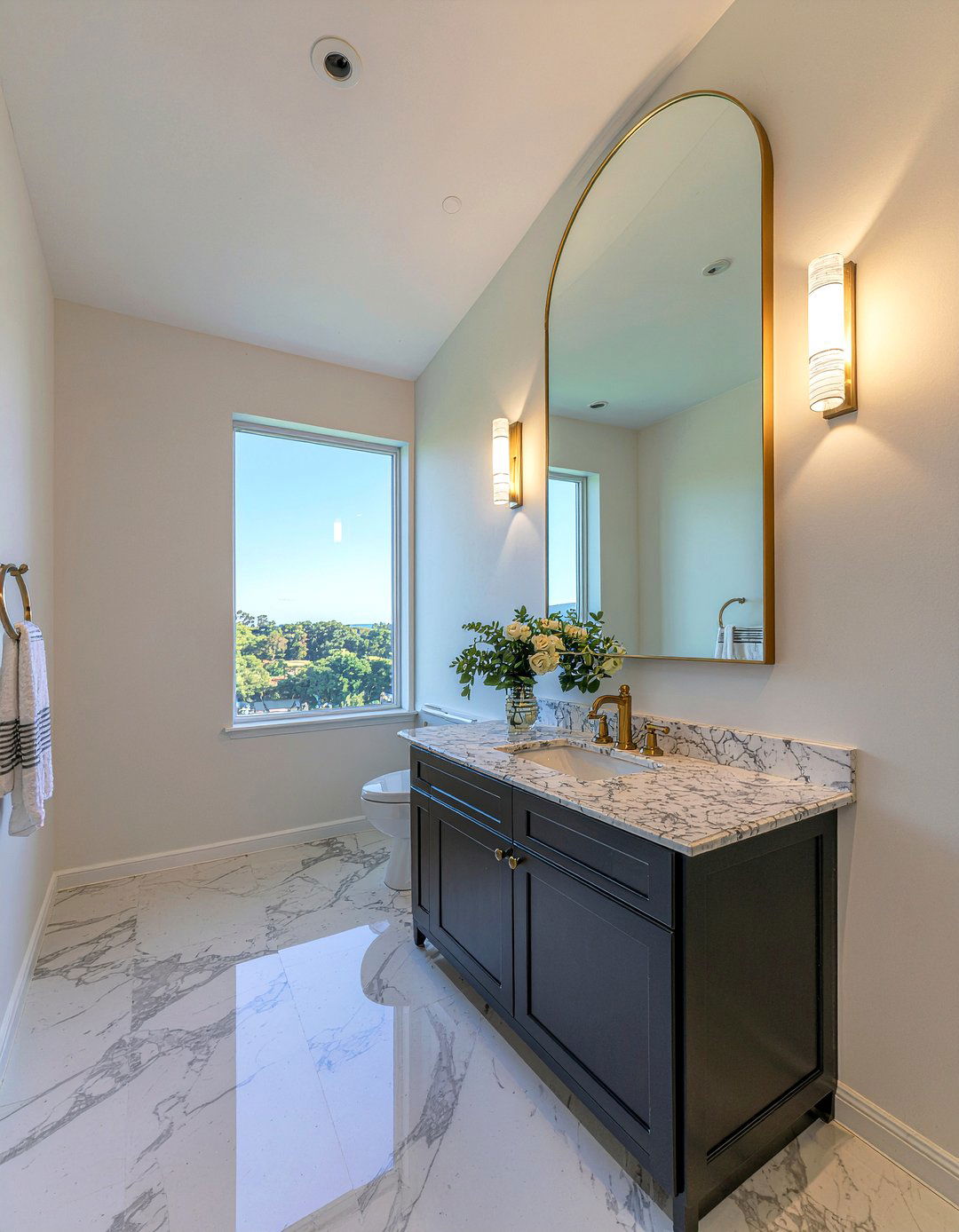 Arched Bathroom Mirror - 30 retro bathroom ideas