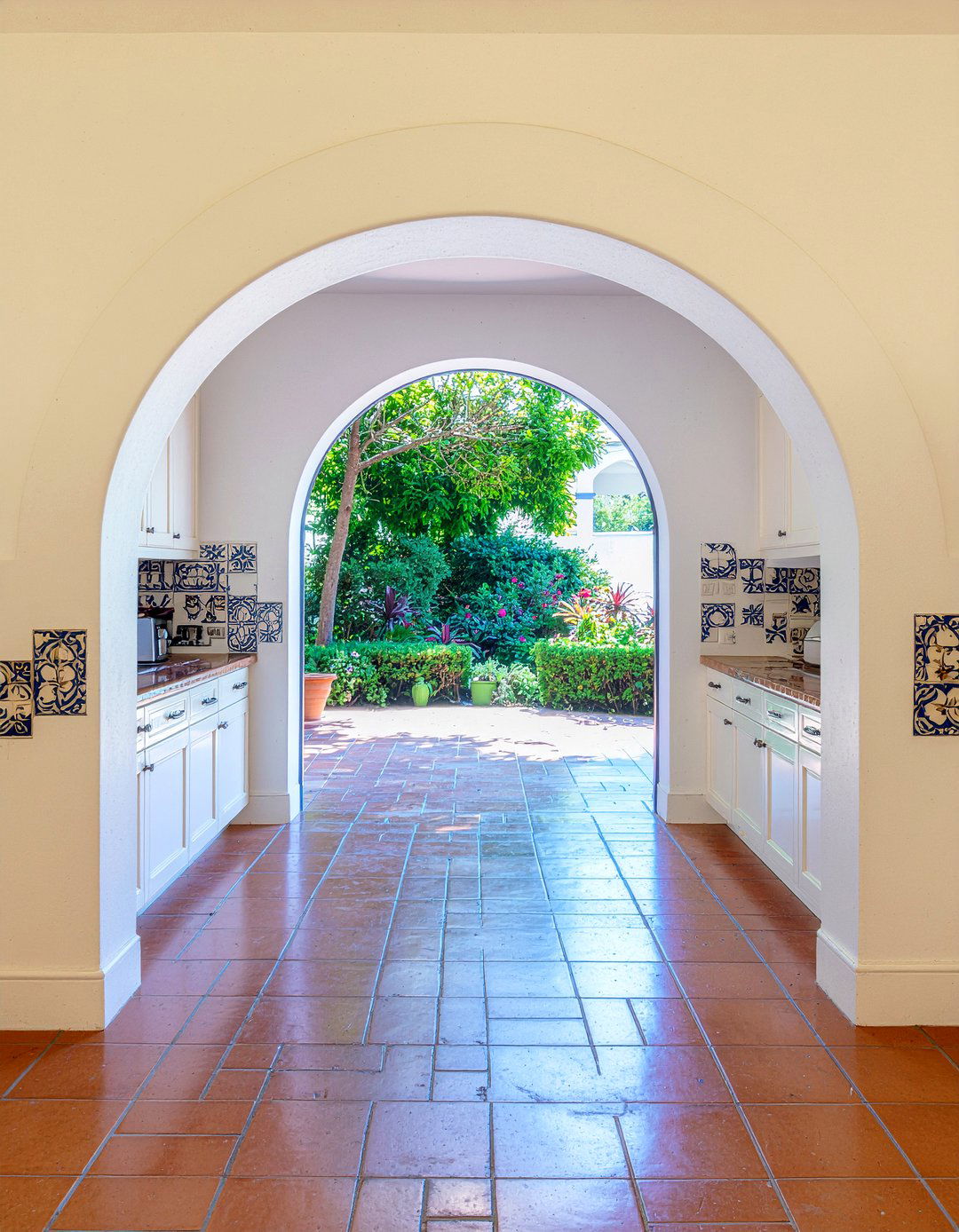 Arched Kitchen Doorway - 30 Mexican kitchen ideas