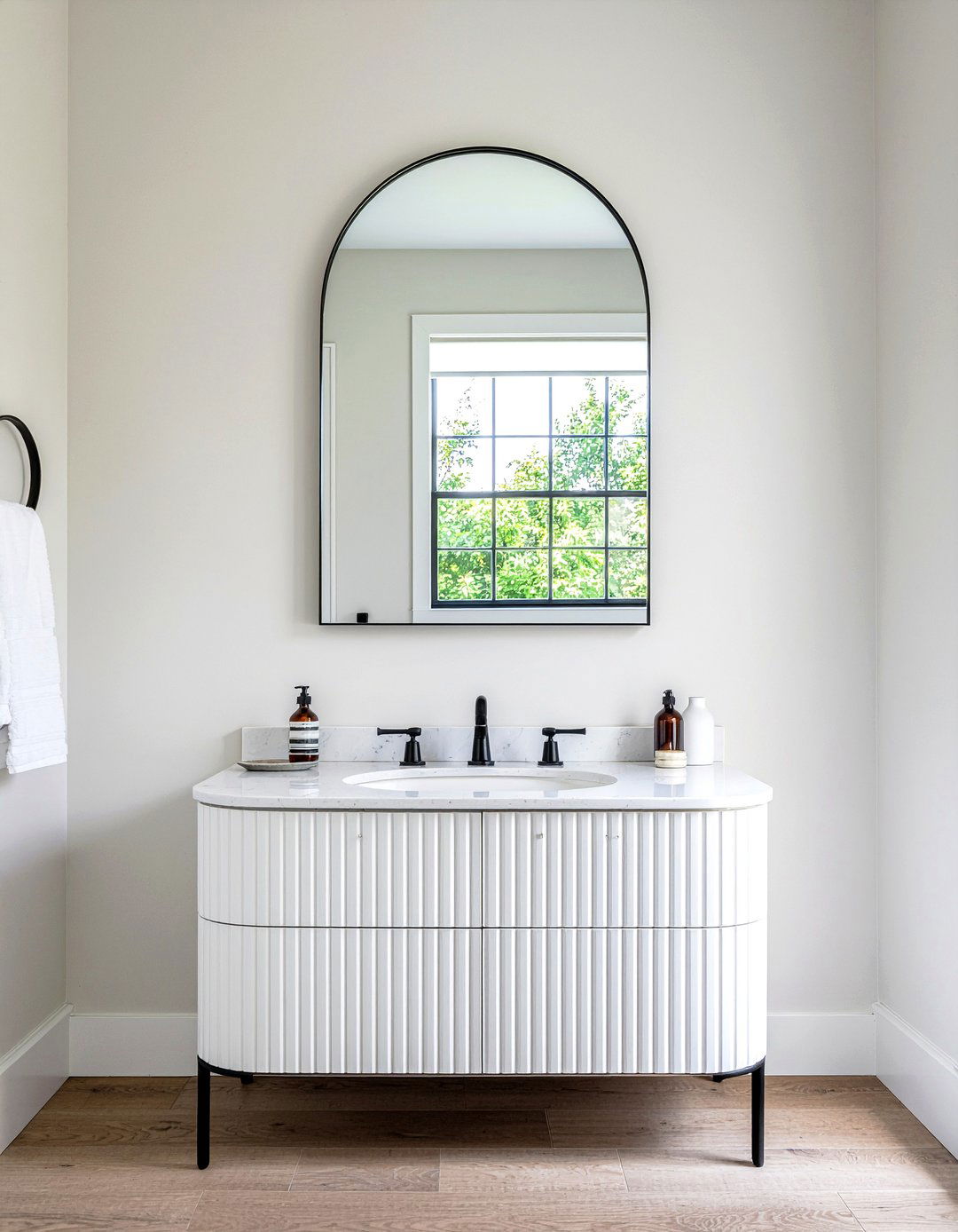 Arched Mirror - 30 bathroom charm ideas