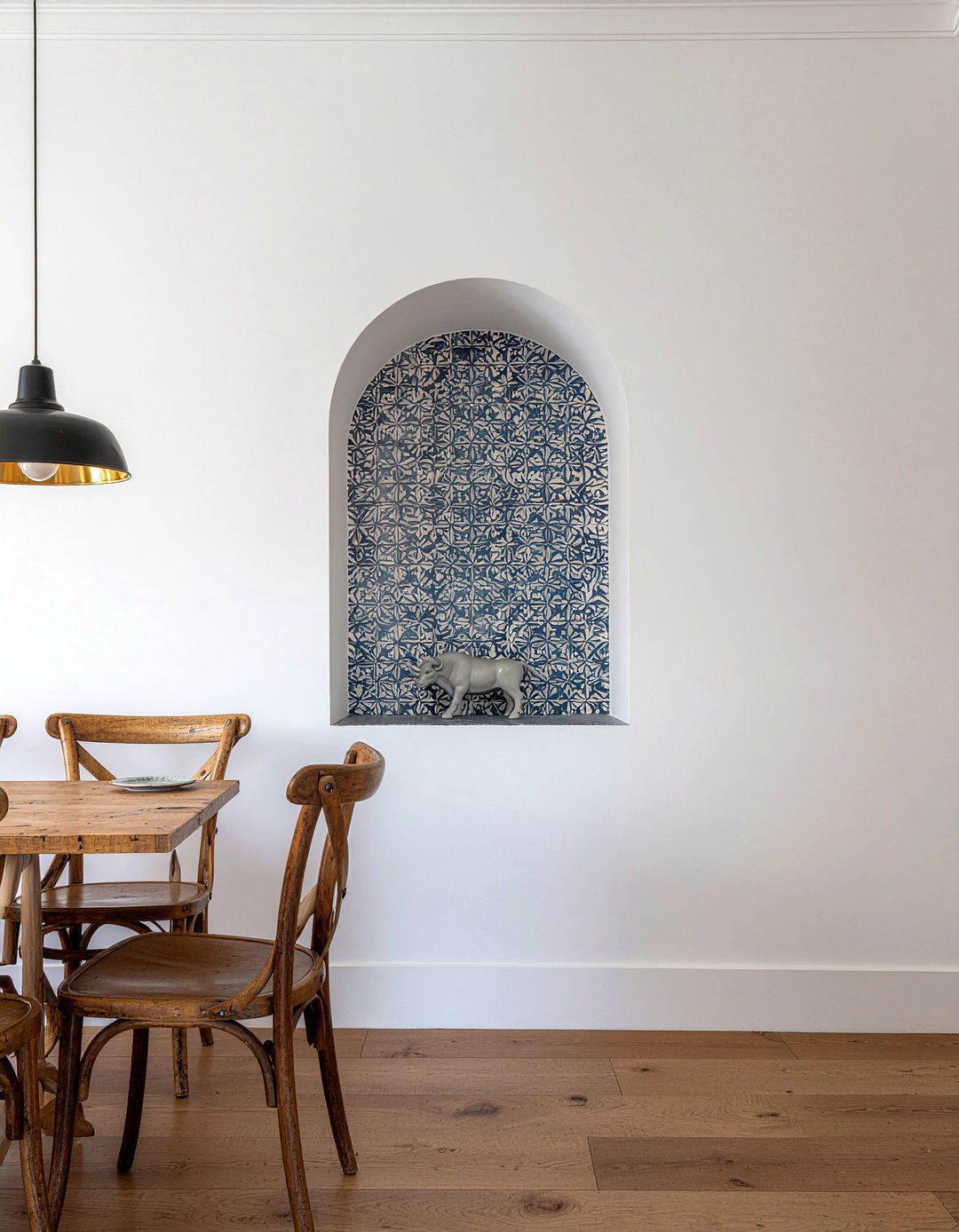 Arched Wall Niche - 30 Peruvian dining room ideas