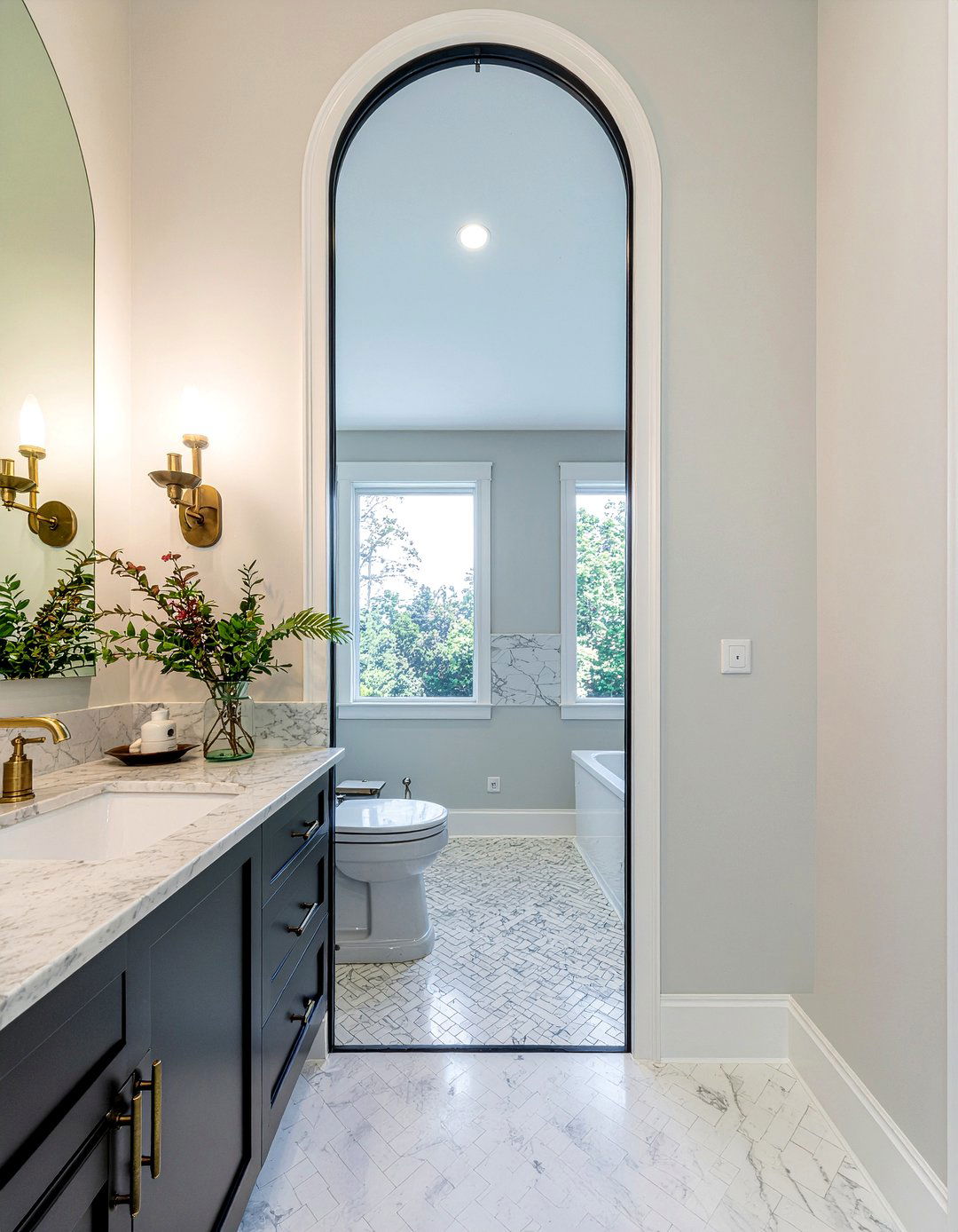 Arched bathroom mirror - 30 modern take on classic bathroom ideas