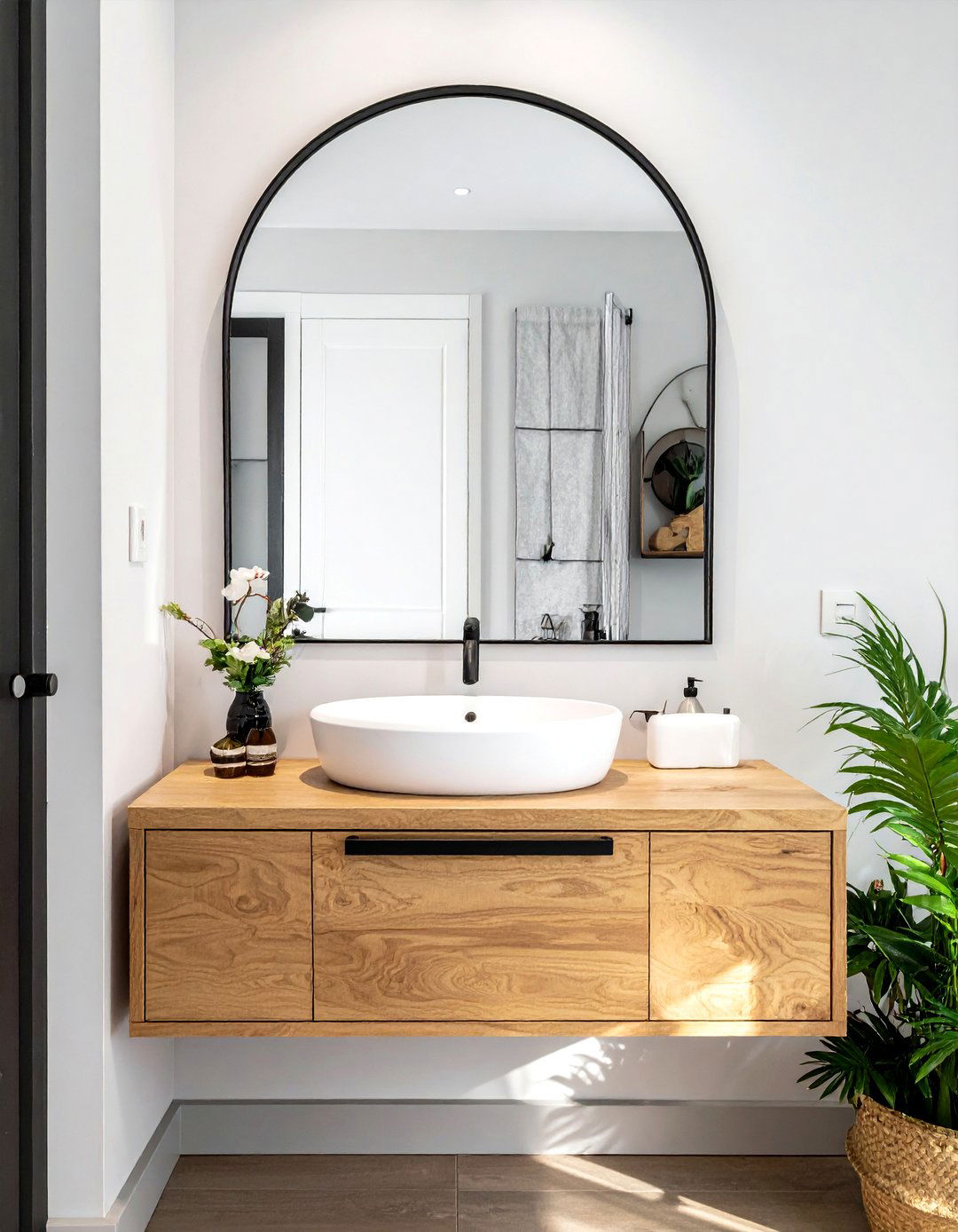 Arched bathroom mirror - 30 before and after bathroom ideas