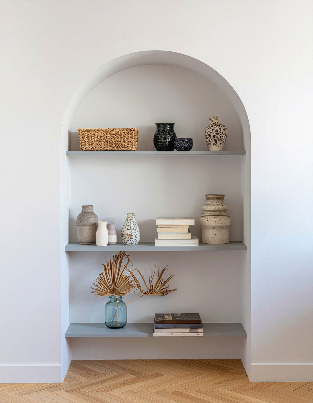 Arched built in bookshelf - 30 living room bookshelf ideas