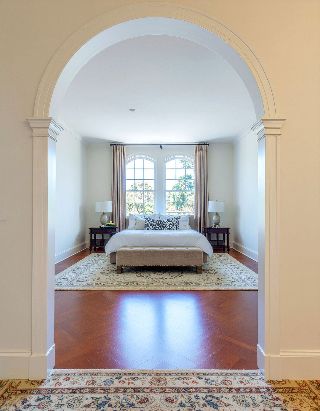 Arched doorway design - 30 high ceiling bedroom ideas