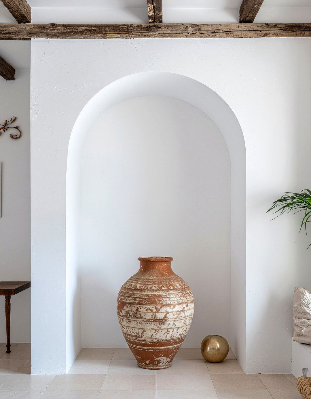 Arched wall niche - 30 living room shelving ideas