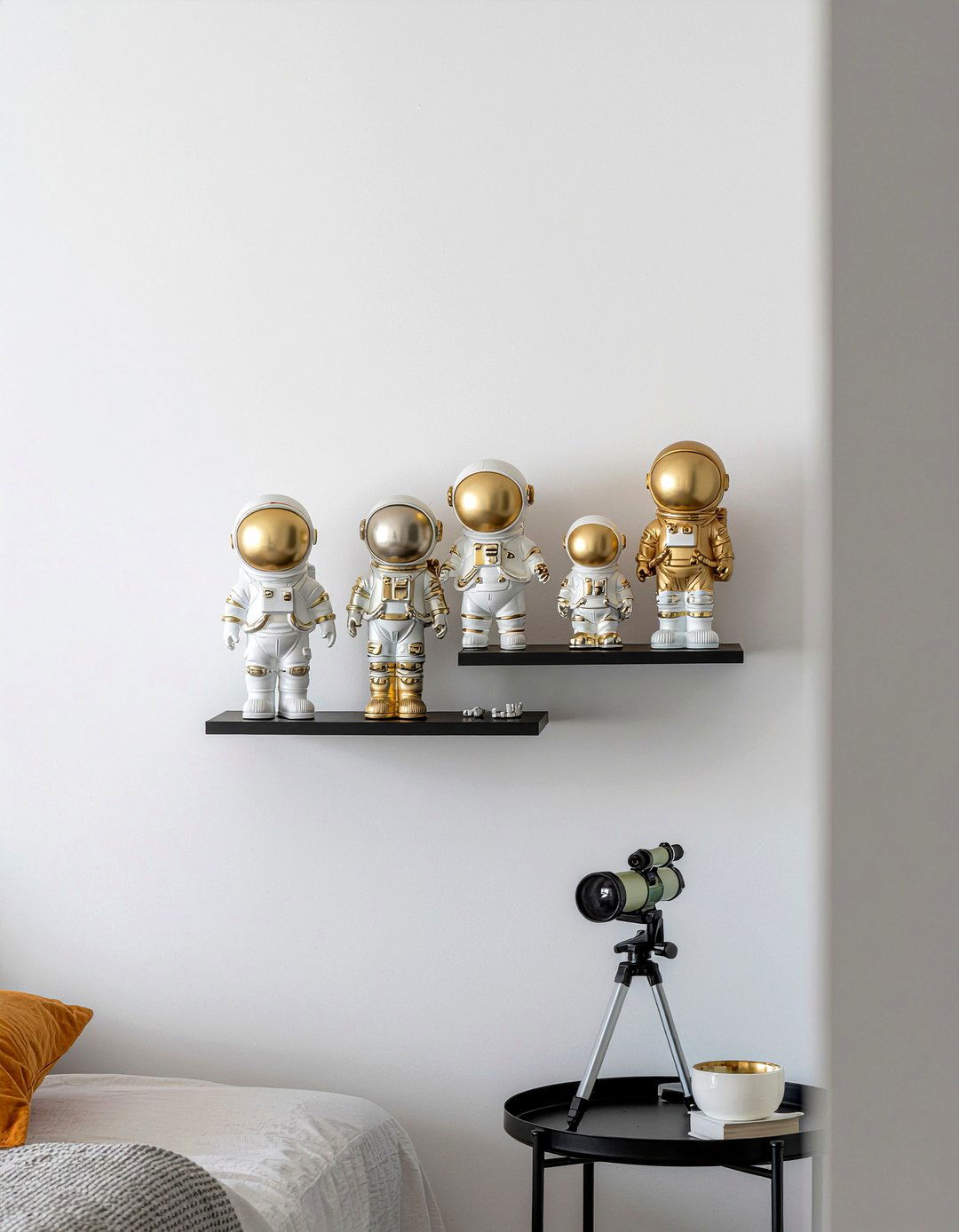 Astronaut figurine set - 30 galaxy bedroom ideas