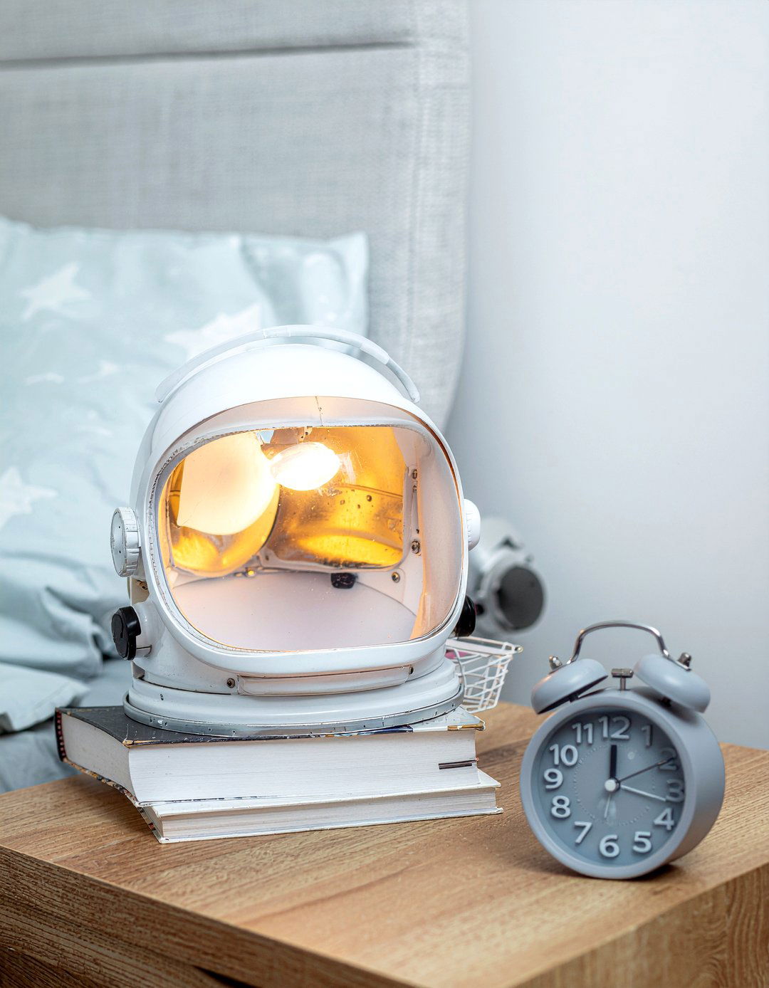 Astronaut helmet lamp - 30 galaxy bedroom ideas