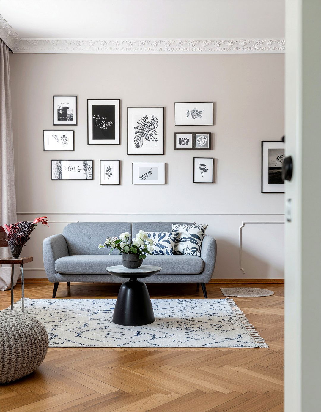 30 Living Room Picture Frames to Showcase Your Best Memories
