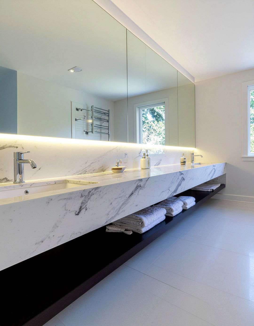 Asymmetrical bathroom vanity - 30 modern bathroom vanity ideas