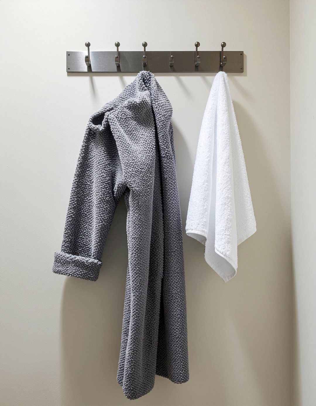 Back of door towel rack - 30 bathroom clutter-free ideas