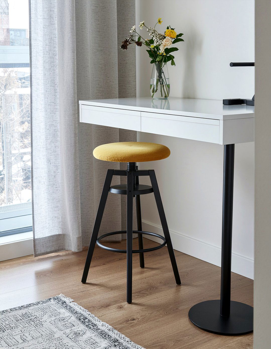 30 Bedroom Vanity Stools for a Stylish and Comfortable Setup