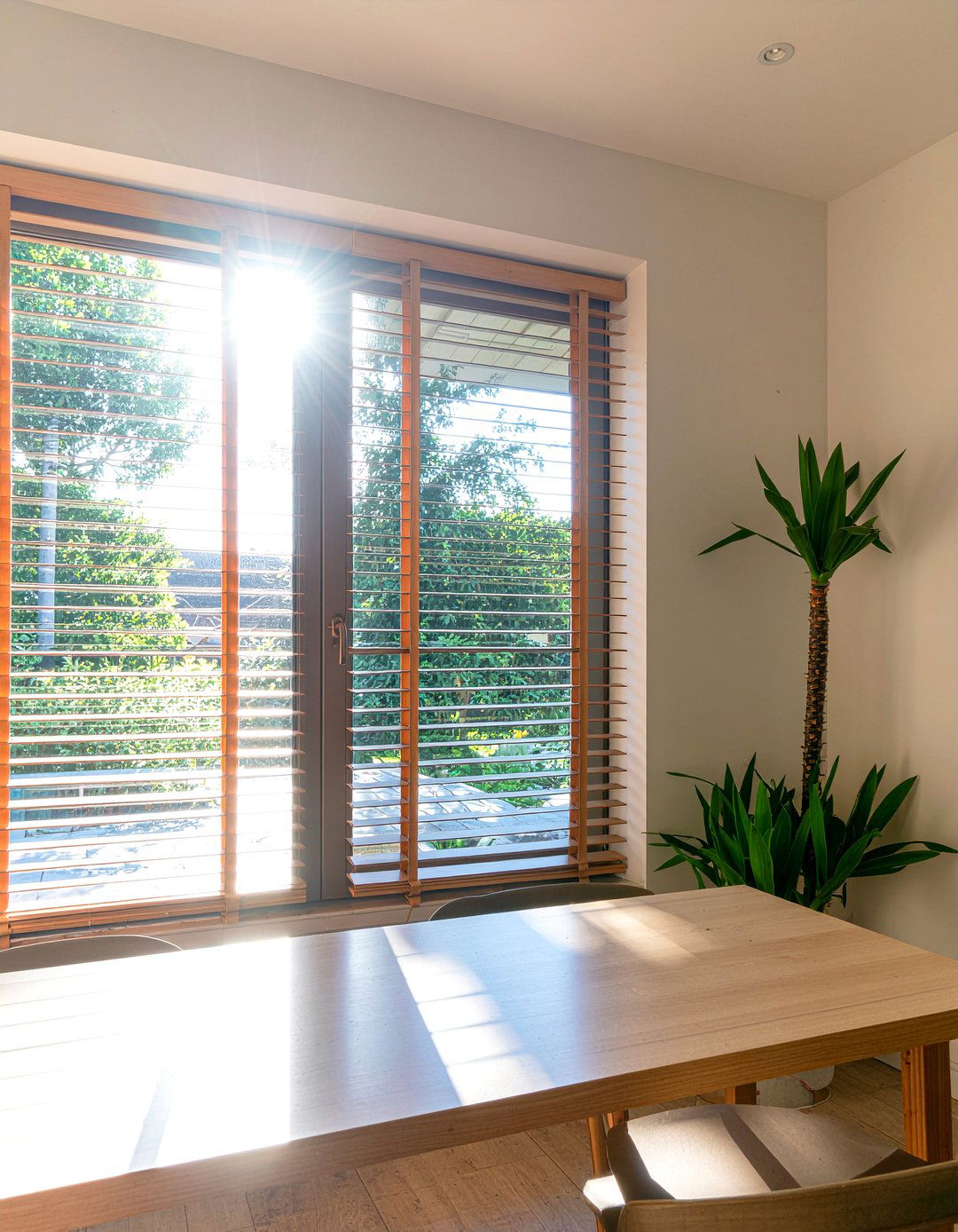 Bamboo Window Shades - 30 earthy dining room ideas