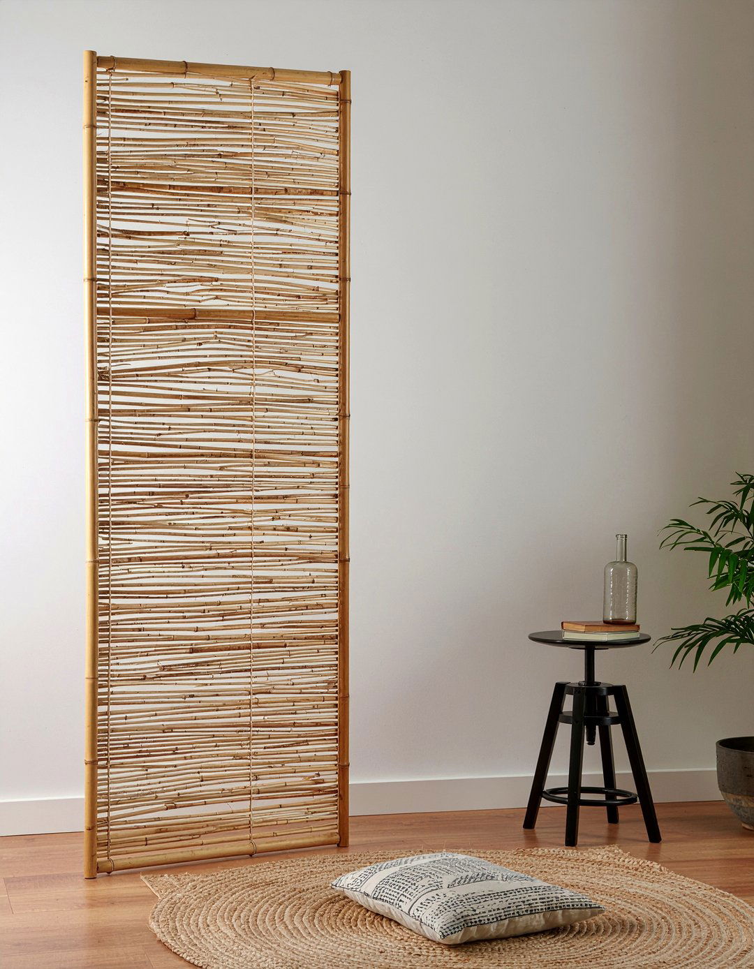 Bamboo privacy screen - 30 bamboo living room ideas
