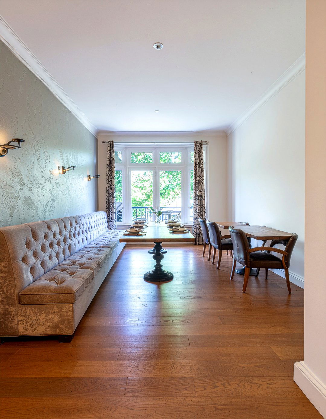 Banquet seating dining room - 30 large dining room ideas