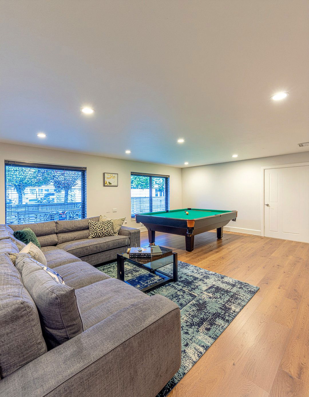 Basement lounge - 30 teen hangout living room ideas