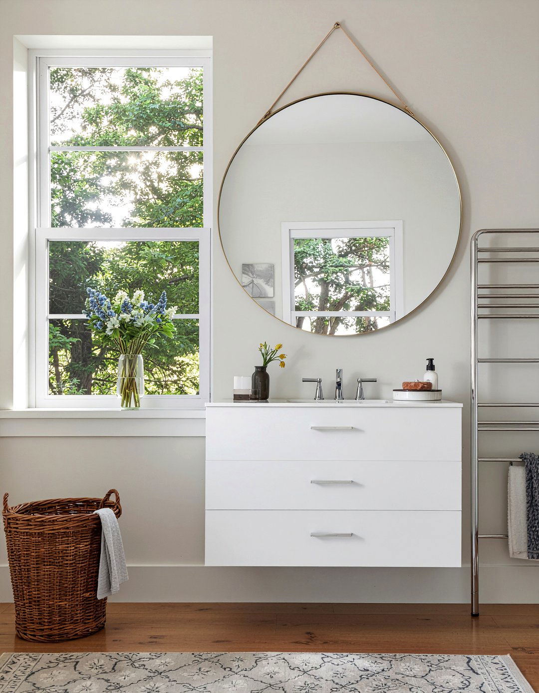 Bathroom mirror - 30 bathroom design principles