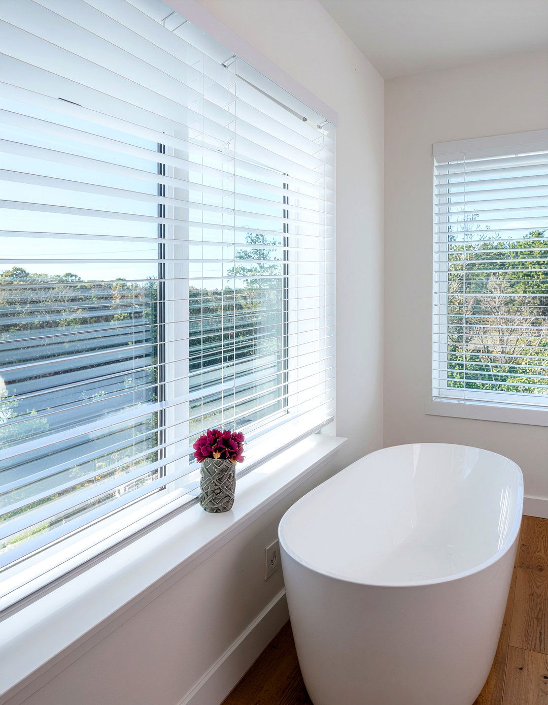 Bathroom window blinds - 30 bathroom one-day project ideas