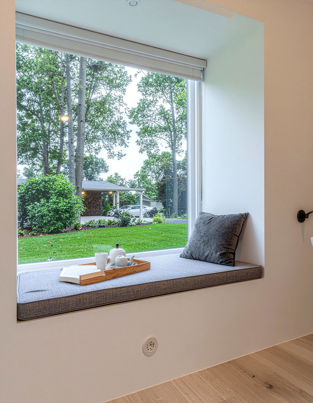 Bathroom window seat - 30 bathroom built-in ideas