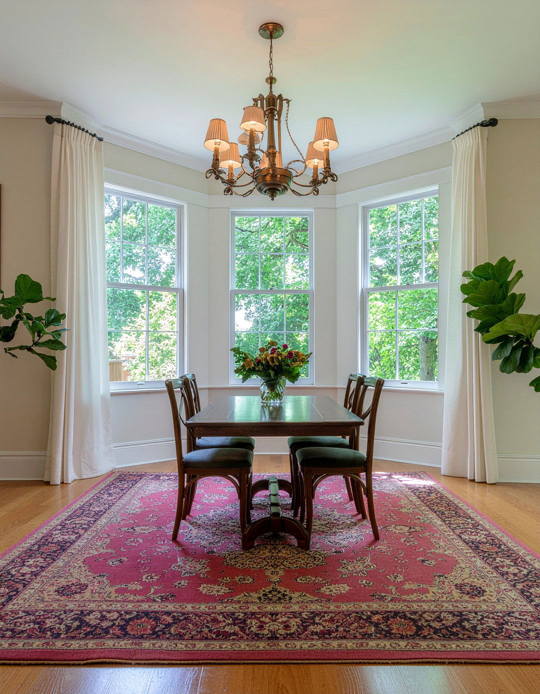 Bay Window Dining Room - 30 historic home dining room ideas