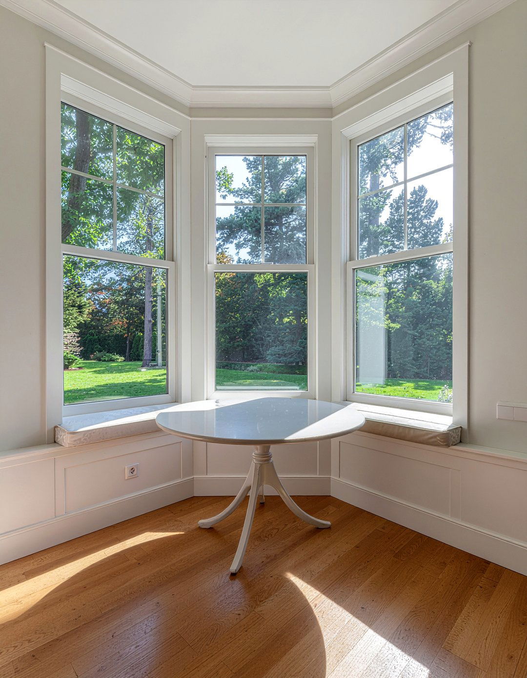Bay Window Dining Room - 30 period home dining room ideas