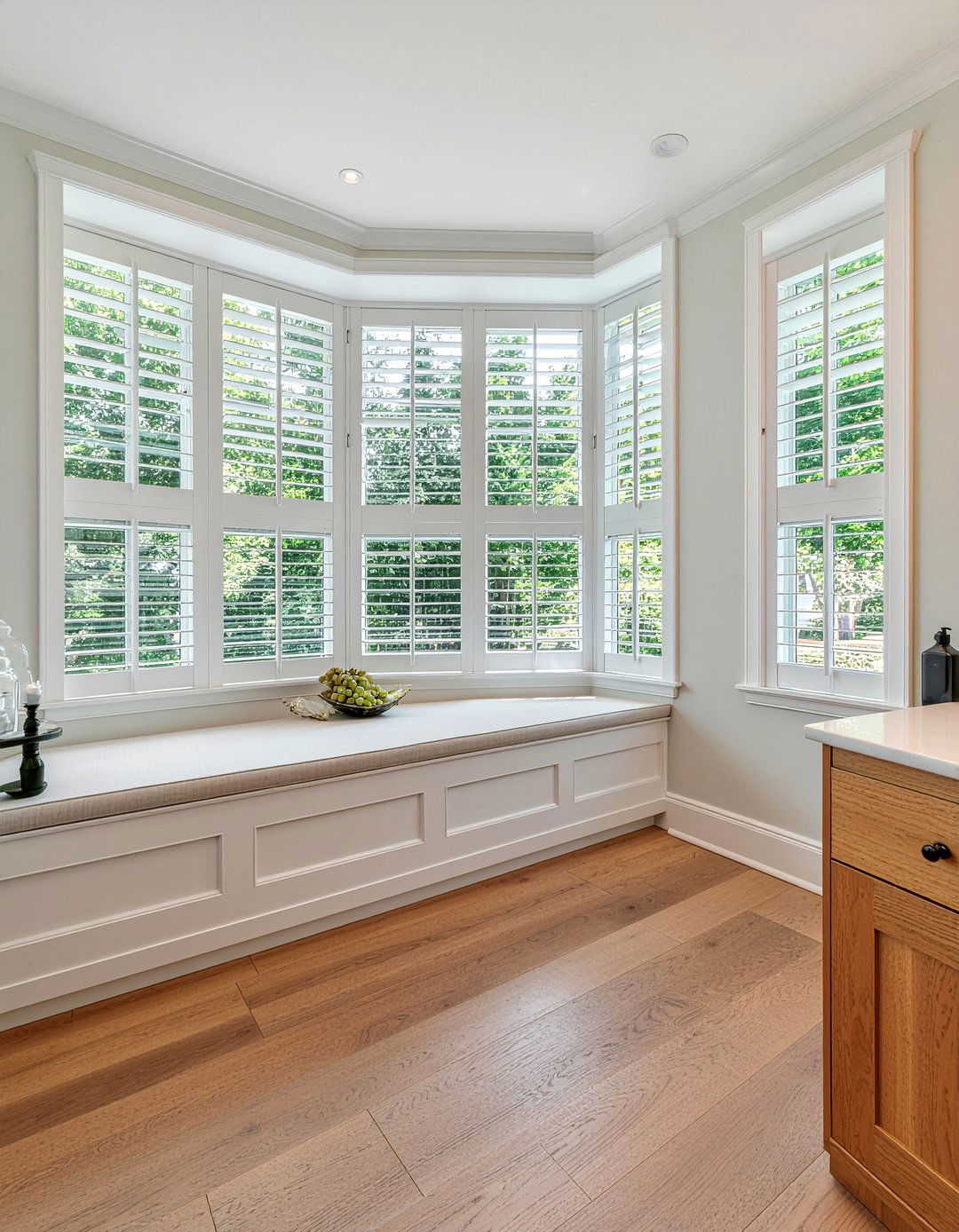 Bay window shutters - 30 bathroom shutter ideas