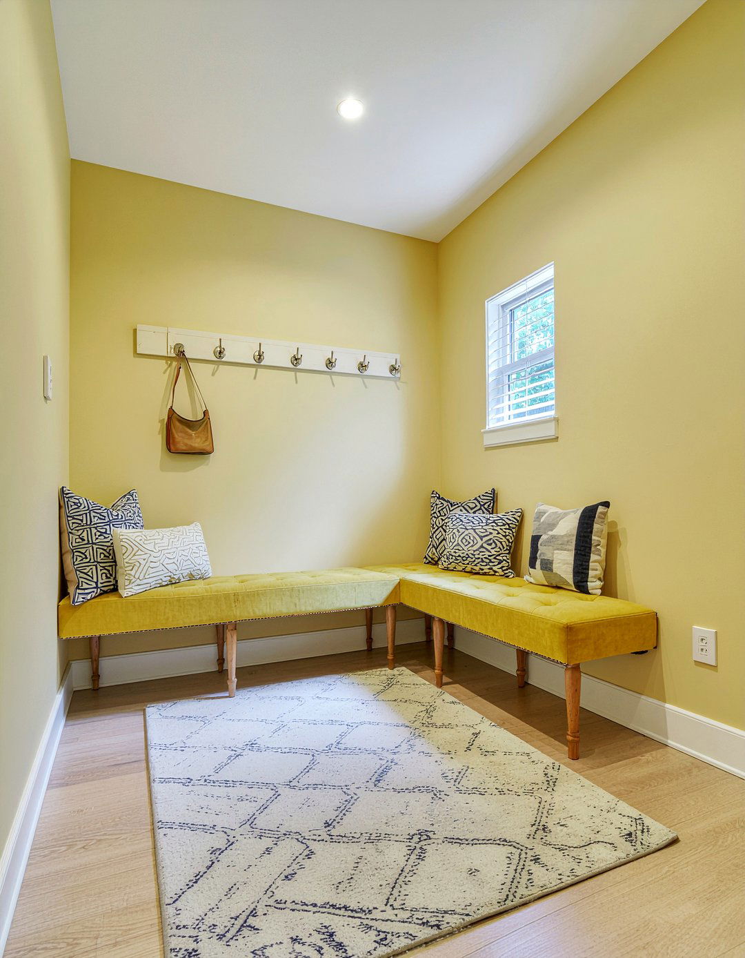 Bedroom Bench Alcove - 30 bedroom niche ideas