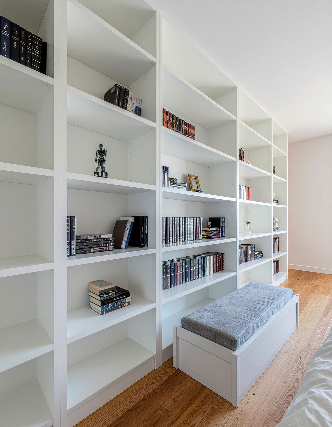 Bedroom Bookshelf Wall - 30 bedroom multi-functional ideas