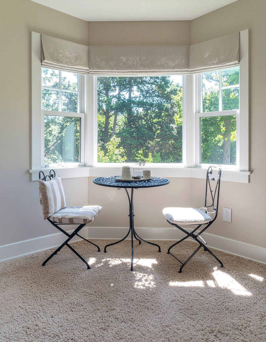 Bedroom Breakfast Nook - 30 bedroom dual purpose ideas