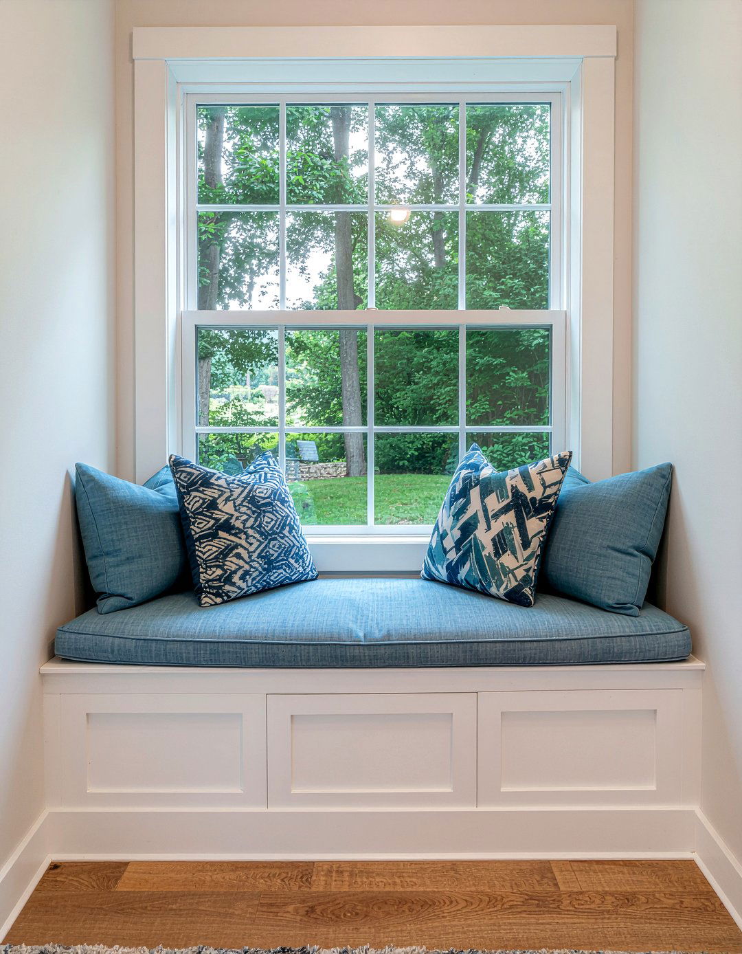 Bedroom window seat nook - 30 spacious bedroom ideas