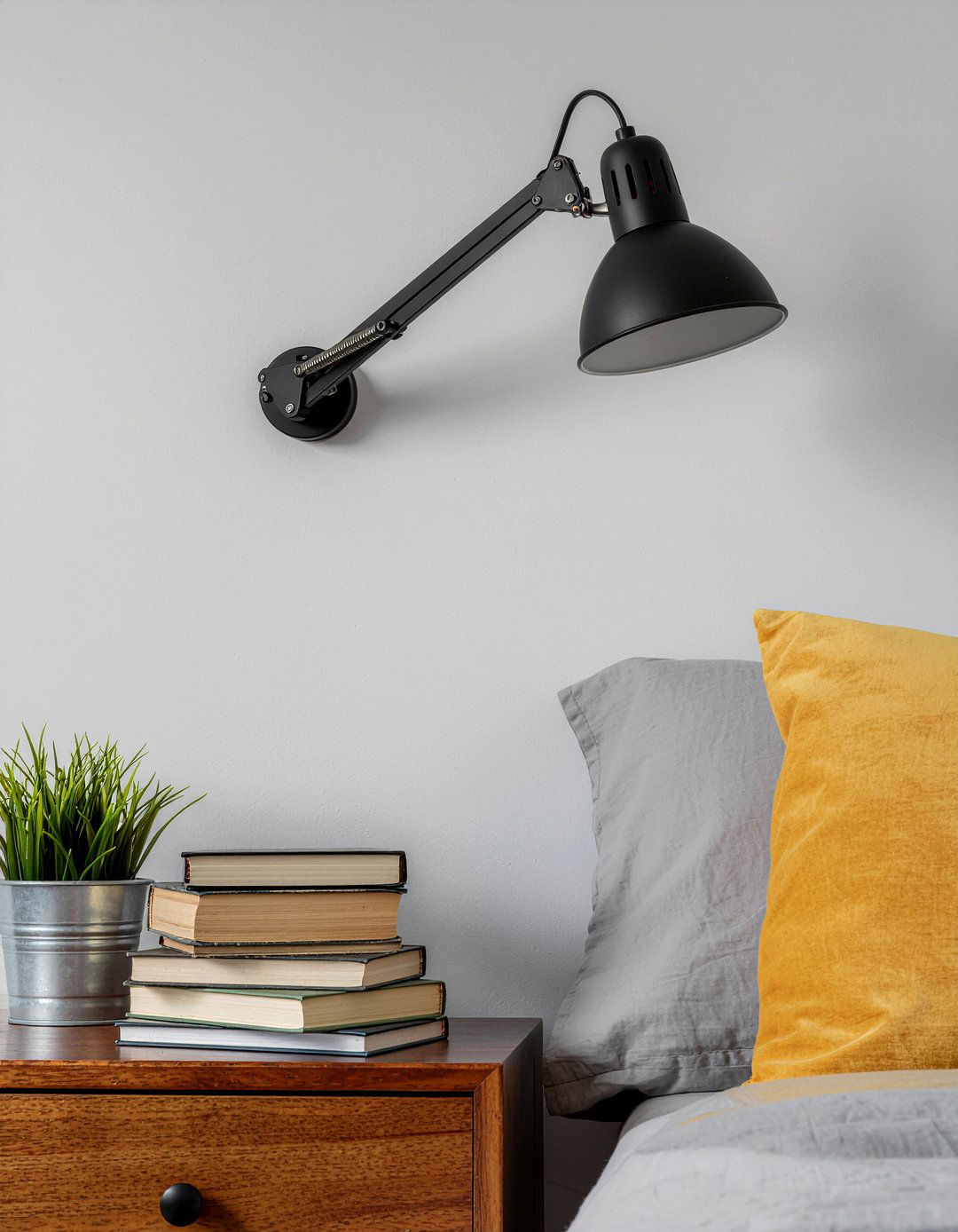 Bedside reading light - 30 better sleep bedroom ideas