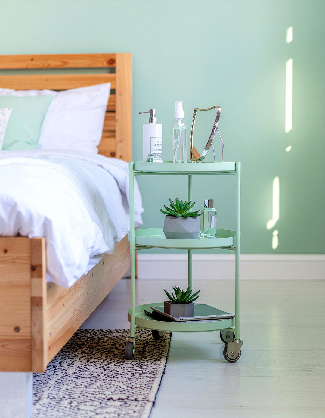 Bedside rolling cart - 30 bedroom storage ideas