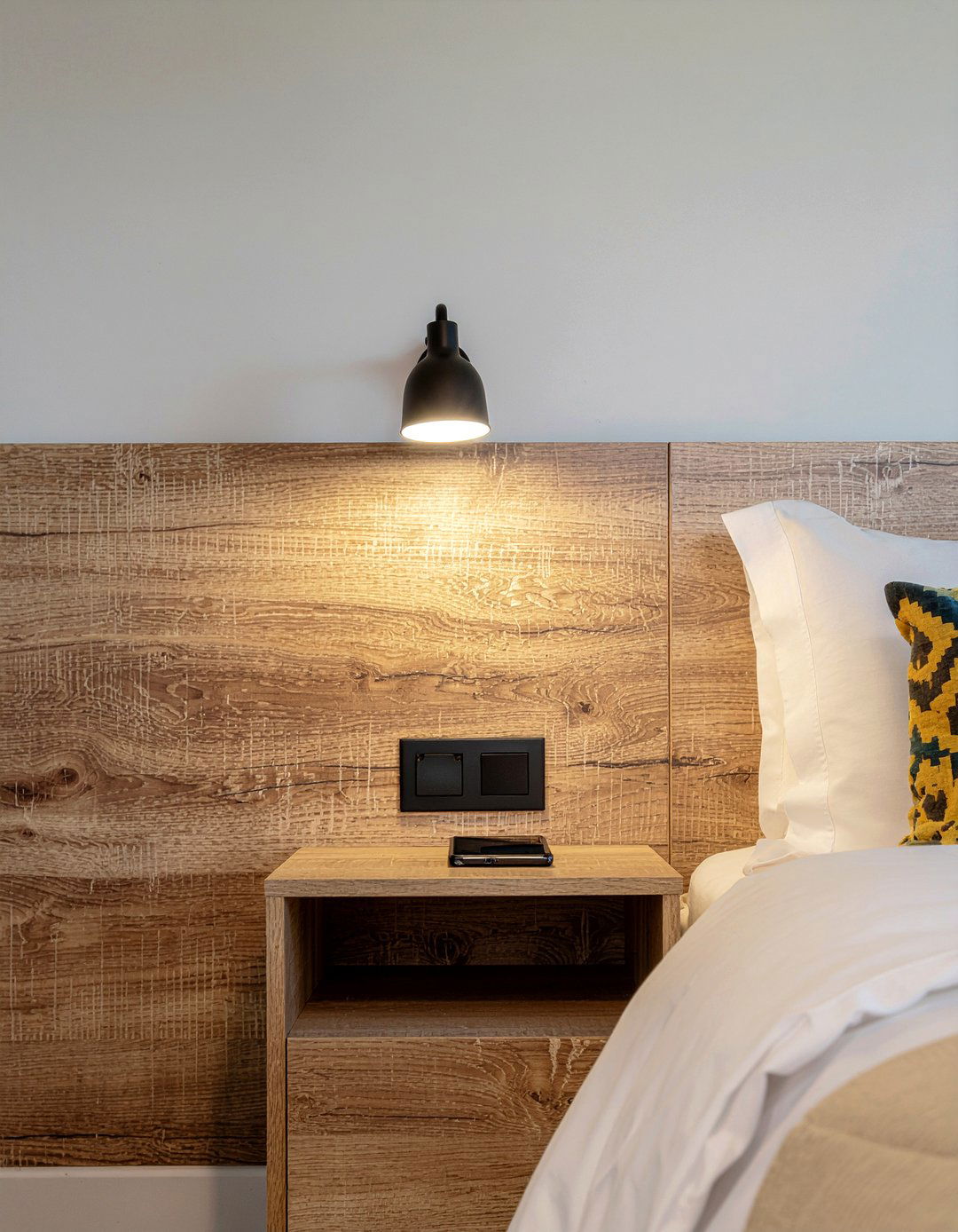 Bedside wall sconce - 30 bedroom decoration ideas